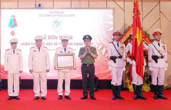 Cục Cảnh sát PCCC và CNCH đón nhận Huân chương Bảo vệ Tổ quốc hạng Nhất