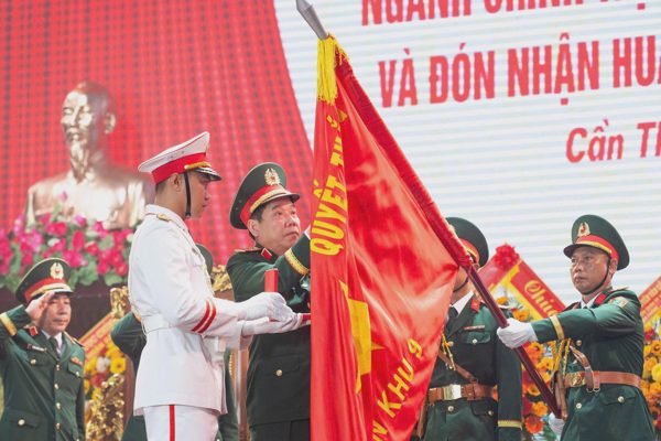 Cục Chính trị Quân khu 9 đón nhận Huân chương Bảo vệ Tổ quốc hạng Nhất