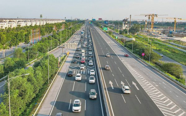 Cục CSGT khẳng định sẽ xử lý nghiêm xe đi 'rùa bò', bám làn trái cao tốc