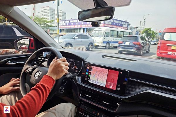 Cục CSGT khuyến cáo tài xế dừng hẳn xe trước khi vào giao lộ