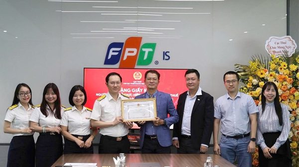 Cục Thuế trao Giấy khen về tuân thủ chính sách, pháp luật thuế năm 2025 nhân Ngày Doanh nhân Việt Nam
