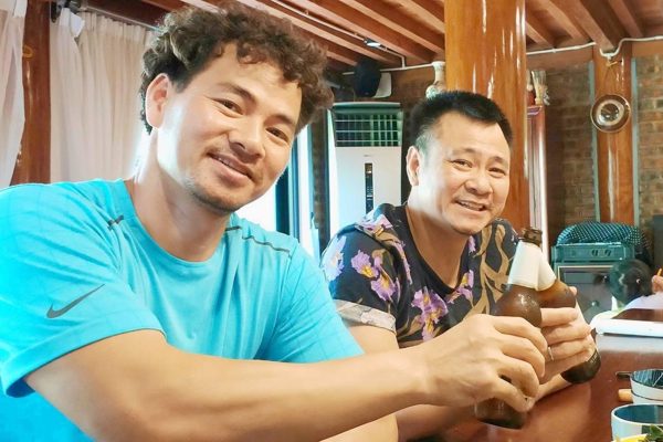 Cục trưởng Xuân Bắc và Tự Long 'mưa gió kệ trời', H'Hen Niê ăn ốc giữa nước ngập