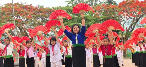 Cúi xuống ngang tầm mắt học sinh