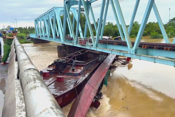 Cụm 3 sà lan bị lũ cuốn trôi, mắc kẹt ở cầu đường sắt Bắc - Nam