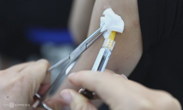 Cúm đang tăng, tiêm vaccine cho trẻ có còn kịp?