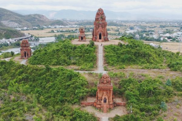 Cụm tháp Chăm gần 1.000 năm tuổi sừng sững trên đỉnh đồi