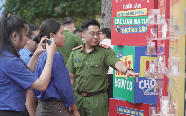 Cùng công an thực hành bài học phòng chống ma túy, giữ an toàn giao thông