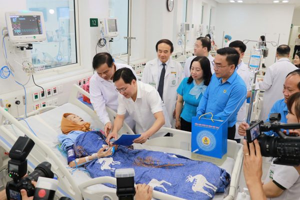 Cùng gần 600 y bác sĩ đi tàu về Ninh Bình, Chủ tịch Tổng LĐLĐ lắng nghe tâm tư cơ sở