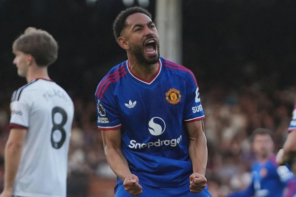Cunha tỏa sáng đúng lúc, Man Utd thoát thua trước Fulham