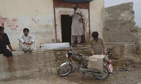 Cuộc chiến giành từng cây đá trong chảo lửa 50 độ C ở Pakistan