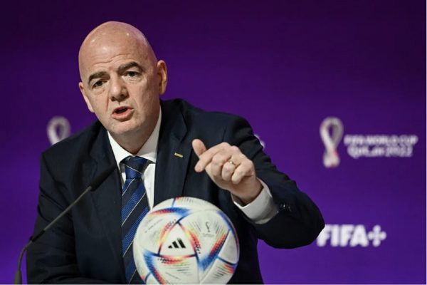 Cuộc chiến quyền lực FIFA - UEFA leo thang