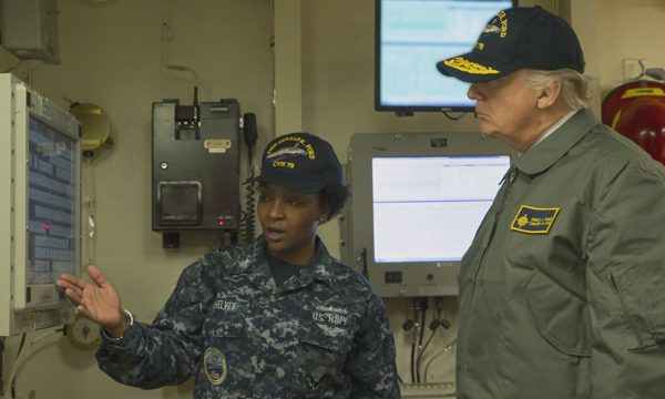 Cuộc chuyện phiếm khiến ông Trump đòi hủy công nghệ tỷ đô trên tàu sân bay