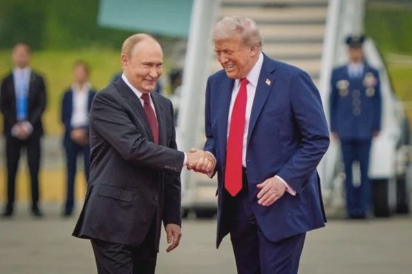 Cuộc điện đàm "không ai muốn cúp máy trước" giữa 2 Tổng thống Trump - Putin