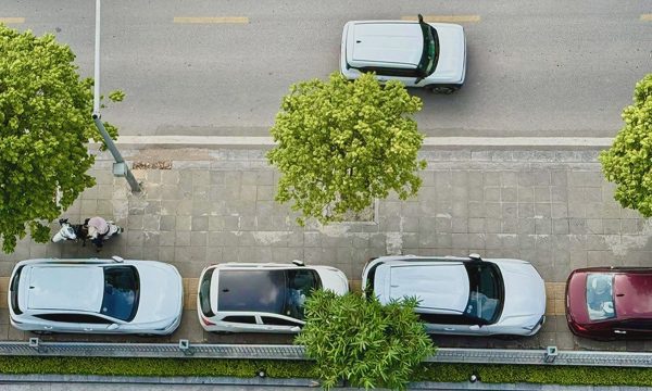 Cuộc đua giành chỗ đỗ ôtô nơi làm việc mỗi sáng