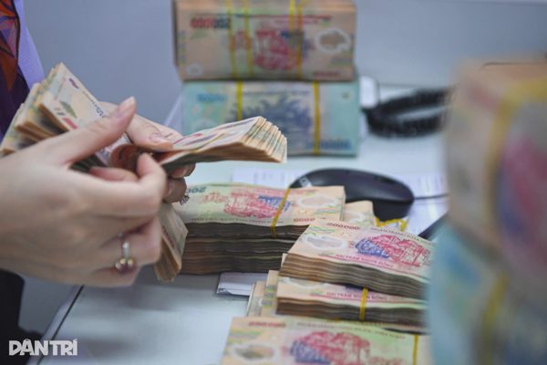 Cuộc đua hút tiền gửi: Ngân hàng tặng tiền, cộng lãi suất tới 2,5%/năm