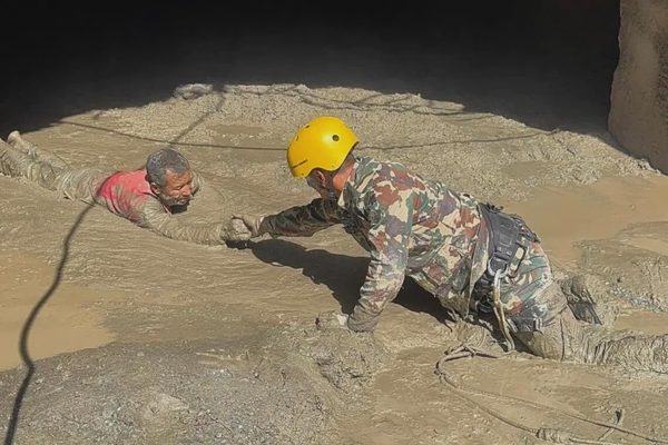 Cuộc đua sinh tử ở đường hầm Nepal: Bơm oxy, đưa camera giải cứu 100 người