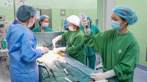 Cuộc hồi sinh của bé trai nhờ nguồn tủy từ chị gái
