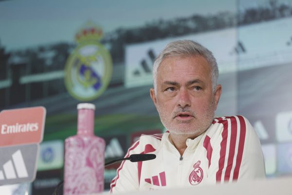 Cuộc họp báo đầy giận dữ của Mourinho