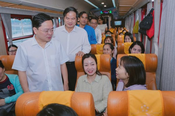 Cuộc sống của hàng trăm y bác sĩ: 5h sáng rời nhà, tối muộn mới trở về