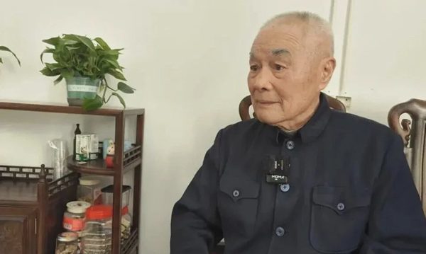 Cuộc sống 'như ăn mày' của tỷ phú 98 tuổi