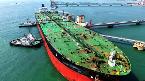Cước tàu chở dầu qua Hormuz lập kỷ lục chưa từng có