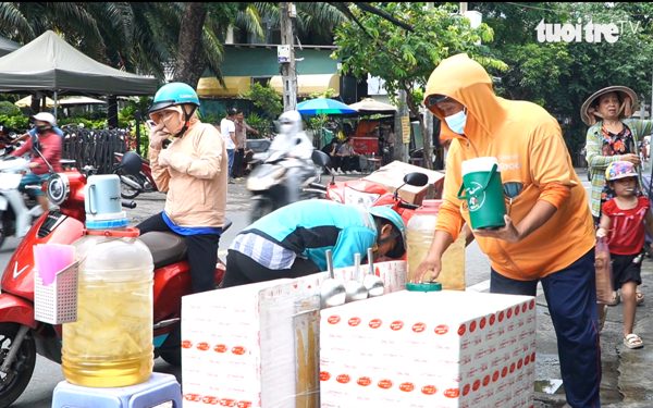 Cuộc thi Lan tỏa năng lượng tích cực 2026: Giữa nắng phương Nam trao tặng ly nước mát