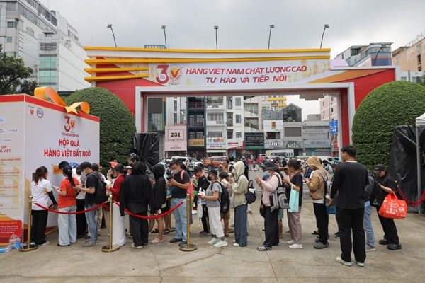 Cuối tuần, người dân TPHCM rộn ràng săn hàng Việt