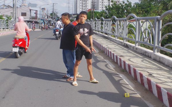 Cướp giật dây chuyền đem đi bán, bị tiệm vàng phát hiện báo công an