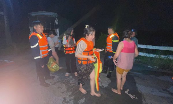 Cứu 12 người mắc kẹt giữa dòng lũ trong đêm ở TP HCM