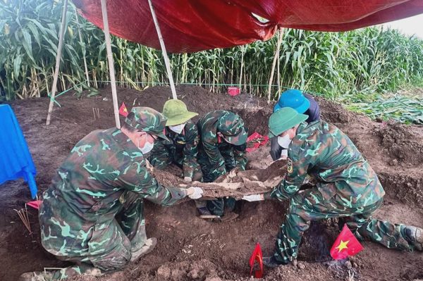 Cựu binh khóc bên mộ và ký ức của thầy giáo giúp tìm thấy 2 hài cốt liệt sĩ
