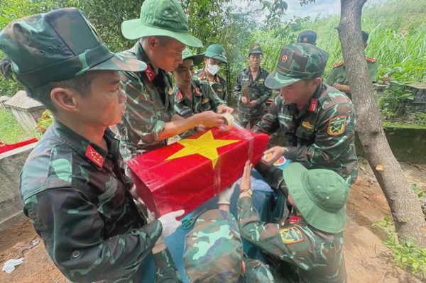 Cựu chiến binh 73 tuổi dẫn đường tìm hài cốt đồng đội sau 52 năm