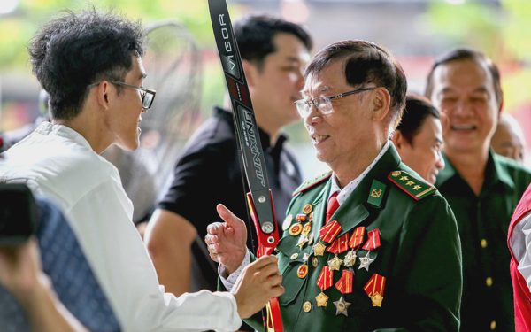 Cựu chiến binh truyền cảm hứng cho sinh viên trên sân bắn cung