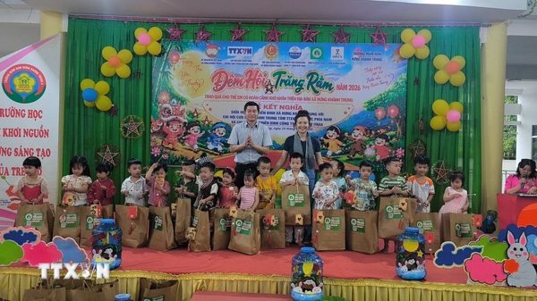 Cựu chiến binh TTXVN tổ chức “Đêm hội Trăng Rằm” cho thiếu nhi tại Vĩnh Long