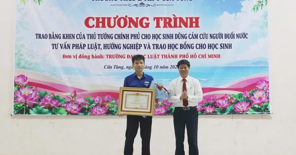 Cứu em nhỏ bị sóng cuốn, nam sinh Quảng Trị được Thủ tướng tặng bằng khen
