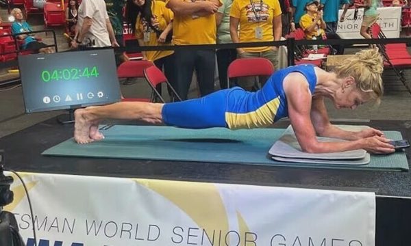 Cựu giáo viên 61 tuổi phá kỷ lục thế giới với 5 giờ plank liên tục