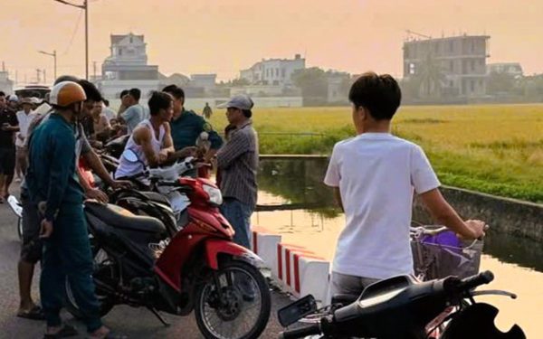 Cứu hai cháu bé ngã xuống kênh, người đàn ông 67 tuổi tử vong