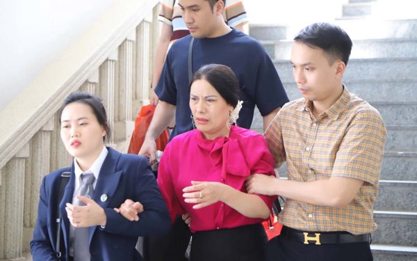 Cựu hiệu trưởng bị tuyên 3 năm tù khóc nấc, nói lời sau cùng: ‘Tôi trong sạch’