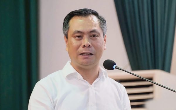 Cựu hiệu trưởng Cao đẳng Du lịch Hà Nội hầu tòa vụ ‘ăn chặn tiền A80’, sinh viên dự kín phòng xử