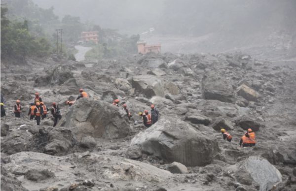 Cứu hộ sau lũ quét Nepal - Trung Quốc sang ngày thứ 5, gần 3.000 người vẫn mất tích