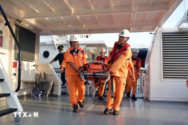 Cứu nạn khẩn cấp thuyền viên tàu nước ngoài nghi bị ngạt khí độc trên biển