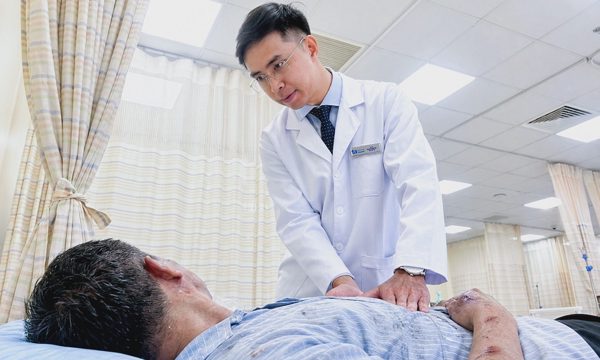 Cứu người đàn ông bị tai nạn giao thông vỡ lách và thận