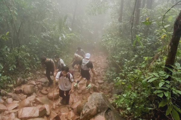 Cứu nữ du khách ngất xỉu khi leo núi Bà Đen ở Tây Ninh