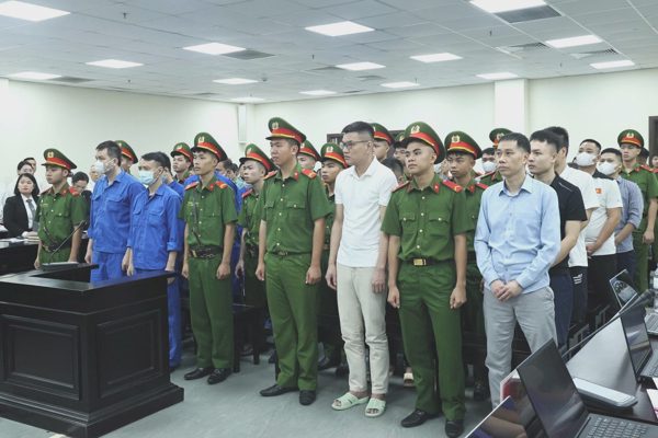 Cựu phó phòng hình sự lừa 'chạy án', lấy hơn 3 tỷ đồng của người sản xuất sữa giả