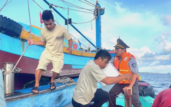 Cứu sống 21 ngư dân Phú Quý gặp nạn trên biển
