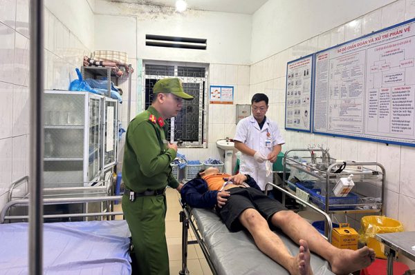 Cứu sống một người ngã xuống vực, bị gãy tay chân trong đêm mưa