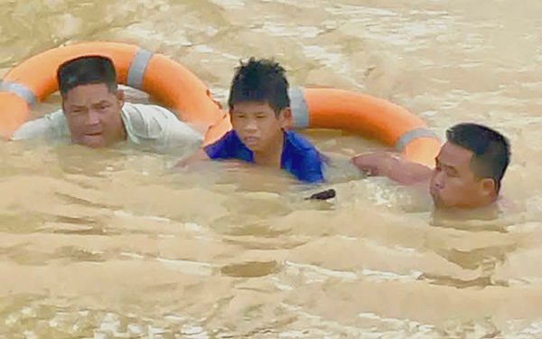 Cứu thiếu niên bám vào bụi tre giữa sông sau khi bị lật ghe
