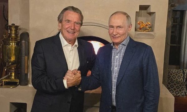 Cựu thủ tướng Đức dự sinh nhật ông Putin ở Moskva
