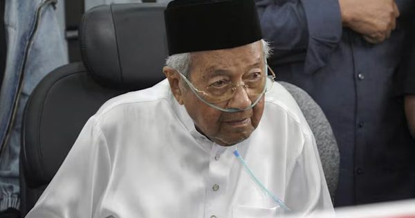 Cựu Thủ tướng Malaysia Mahathir nhập viện sau khi vợ qua đời