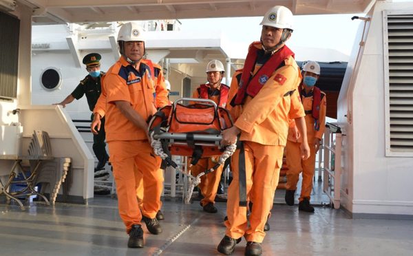 Cứu thuyền viên tàu nước ngoài nguy kịch ngoài khơi, nghi ngộ độc khí hóa chất