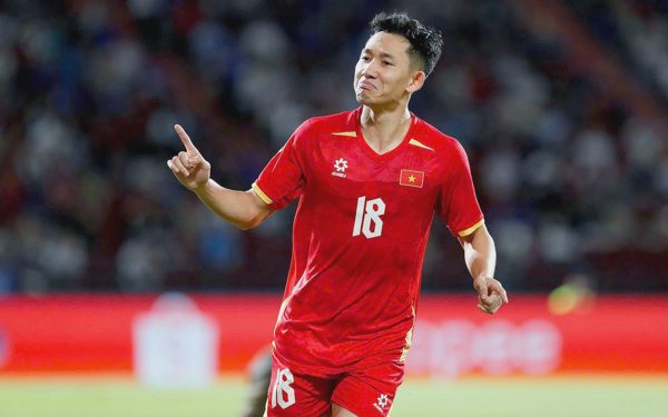Cựu tuyển thủ Tuấn Phong: HLV Kim Sang Sik thay người quá hay